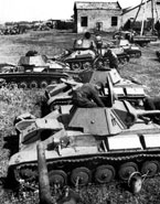 Ремонтники 82-й пехотной дивизии Вермахта готовят к боям трофейные советские танки Т-70 и Т-34. Советско-германский фронт, лето 1942 года.