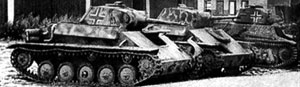 Трофейные лёгкие танки Т-70М 5-й полицейской танковой роты Вермахта (5 (verst) Pol.Pz.Ko). Машины имеют жёлто-зелёный камуфляж и кресты большого размера на башнях. На заднем плане виден французский танк Гочкис Н-35. Украина, лето 1943 года.