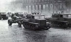 В парадном строю – тягачи Я-12 со 152-мм гаубицами-пушками МЛ-20 на буксире. Москва, 7 ноября 1947 года.